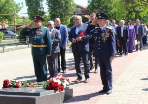 Округ 16: Депутат Алексей Владимирович Бородин с активом Совета ветеранов возложил цветы к подножию братской могилы
