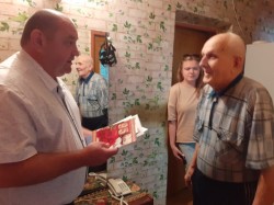 В округе № 4 поздравили с юбилеем ветерана Александра Трубникова