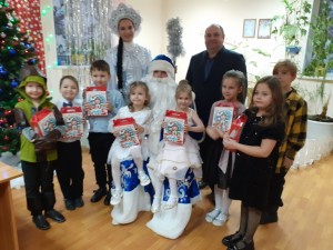 В округе № 4 детей поздравили Дед Мороз и Снегурочка