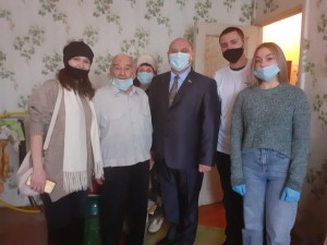 В Волгодонске депутат округа № 4 Георгий Ковалевский поздравил ветерана с наступающим Новым годом