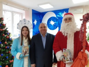 Дед Мороз и Снегурочка вместе с депутатом округа № 4 поздравили юных жителей с Новым годом