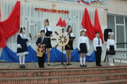 Депутат округа № 4 поздравил учеников и педагогов школы № 9 с последним звонком