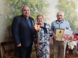 Депутат Георгий Ковалевский поздравил с золотым юбилеем семью Пилюгиных