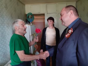 Георгий Ковалевский поздравил с Днем Победы ветерана ВОВ Дмитрия Костырева