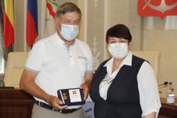 Людмила Ткаченко вручила медали в честь 70-летия Волгодонска