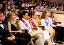 На пороге взрослой жизни: 400 волгодонских одиннадцатиклассников собрались на общегородской выпускной бал