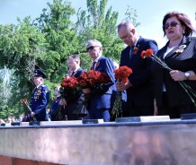 Волгодонцы возложили цветы к мемориалам и братским могилам воинов в честь Победы в Великой Отечественной войне