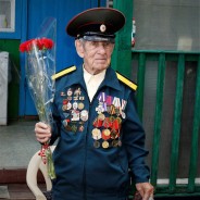 Сергей Ладанов поздравил ветерана Неополькина с 80-летим завершения Курской битвы