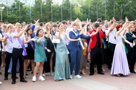На пороге взрослой жизни: 400 волгодонских одиннадцатиклассников собрались на общегородской выпускной бал