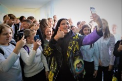 На встречу с детством: исполнительница Анет Сай посетила родную школу в Волгодонске