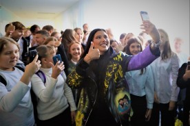 На встречу с детством: исполнительница Анет Сай посетила родную школу в Волгодонске