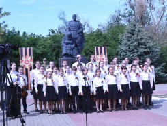 Волгодонцы возложили цветы к мемориалам и братским могилам воинов в честь Победы в Великой Отечественной войне