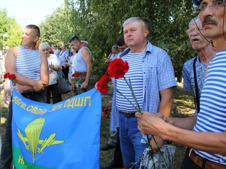 Мы можем все, если будет приказ: десантники Волгодонска возложили цветы к памятнику Героя России Сергея Молодова