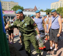 Мы можем все, если будет приказ: десантники Волгодонска возложили цветы к памятнику Героя России Сергея Молодова