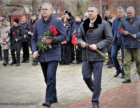 В Волгодонске в День Неизвестного Солдата к братским могилам возложили цветы