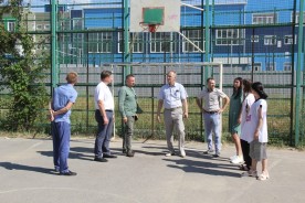 В Волгодонске проверили безопасность установки спортинвентаря на многофункциональных спортивных площадках