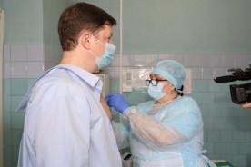 Председатель Волгодонской городской Думы-глава Сергей Ладанов сделал прививку от коронавируса