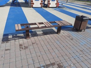 В Волгодонске депутат Георгий Ковалевский восстанавливает скамейки, поломанные вандалами