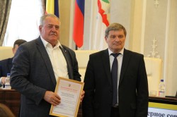 Заведующий сектором обеспечения Волгодонской Думы  Игорь Панков получил Благодарственное письмо главы Администрации