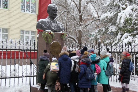Ученики школы №7 возложили цветы к памятнику Героя России Михаила Ревенко