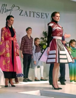 Волгодонские школьницы стали участницами модного показа «Атом-кутюр» в Доме мод Вячеслава Зайцева