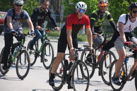 Волгодонские депутаты приняли участие в традиционном велопробеге,  приуроченном ко Дню Победы