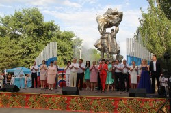 Волгодонские депутаты вместе с жителями отметили День России в парке «Победы»