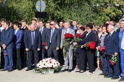 Председатель Волгодонской городской Думы-глава города и депутаты почтили память погибших 16 сентября