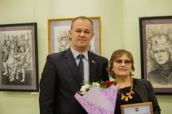 Игорь Батлуков поздравил Людмилу Лебедеву с открытием персональной выставки