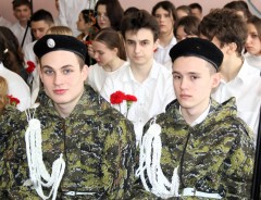 Памяти героев: в средней школе №11 установили именные парты в честь  погибших на Донбассе выпускников