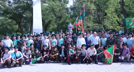 В честь Дня пограничника на площади Дзержинского прошел митинг
