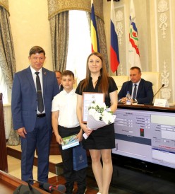 Родителям Димы Русакова вручили благодарственное письмо за воспитание сына