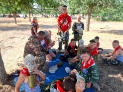 Военно-патриотическая игра «Юный десантник» собрала почти 200 ребят разного возраста