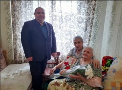 В округе № 4 поздравили семью Лысенко с бриллиантовой свадьбой