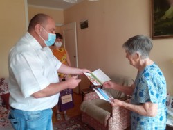 В Волгодонске депутат Георгий Ковалевский поздравил с 90-летним юбилеем жительницу округа