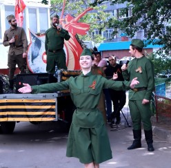 Спасибо за Победу! В Волгодонске прошли концерты у домов ветеранов
