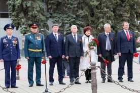 Волгодонские депутаты возложили цветы к мемориалам и памятникам в День Победы