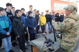 250 студентов и старшеклассников побывали в войсковой части №3504