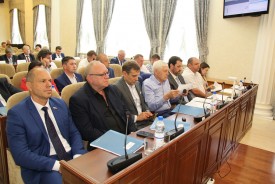 Майская Дума: юбилей депутатов, поздравление предпринимателей и рассмотрение отчета о работе прокуратуры