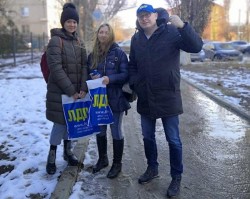 Депутат местного отделения ЛДПР Алексей Плотников поздравил студентов и подарил подарки от фракции