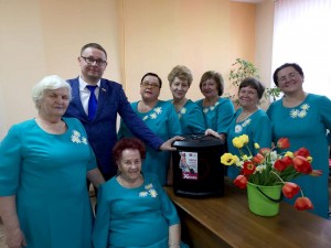 Депутат Алексей Плотников вручил хору 19 округа музыкальную колонку