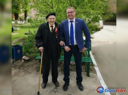 Ветерана поздравил депутат Волгодонской городской Думы Алексей Плотников и творческие коллективы города.