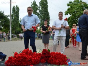 Возложение цветов к братской могиле в Старо-Соленовской.19 округ