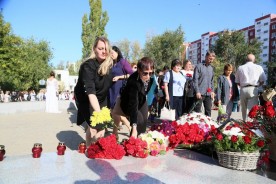 Председатель Волгодонской городской Думы-глава города и депутаты почтили память погибших 16 сентября