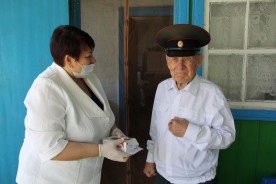 Людмила Ткаченко вручила ветеранам средства мобильной связи