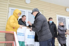 Депутаты-единороссы поздравили с наступающим Новым годом сотрудников ковидного госпиталя