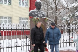 Ученики школы №7 возложили цветы к памятнику Героя России Михаила Ревенко