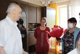 Председатель Волгодонской городской Думы – глава города посетила Почетного гражданина Михаила Яновенко