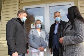 Депутаты-единороссы в канун Дня народного единства посетили медиков ковидного госпиталя