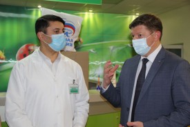 Поддержка врачей и автоволонтерство: депутаты-единороссы посетили коллектив Детской городской больницы